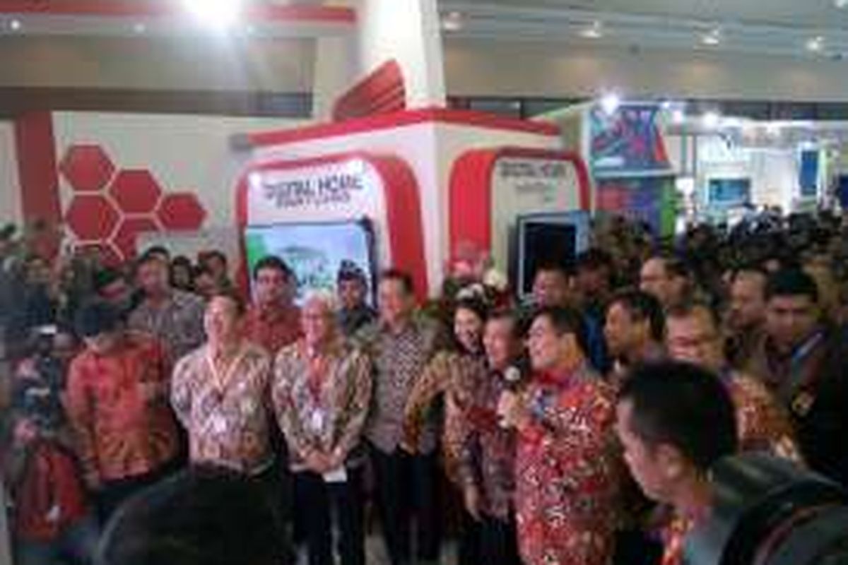 Wakil Presiden RI Jusuf Kalla dan Menteri BUMN Rini Soemarno berkeliling mengunjungi stand BUMN, Kamis (8/9/2016).