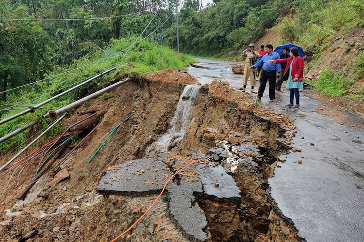 Orang-orang memeriksa area yang longsor setelah hujan lebat di distrik Dima Hasao, di negara bagian Assam, India timur laut, Senin, 16 Mei 2022. 