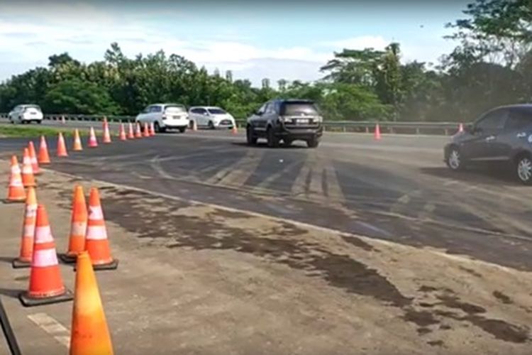 Contraflow di Ruas Jalan Tol Cipali KM 122 