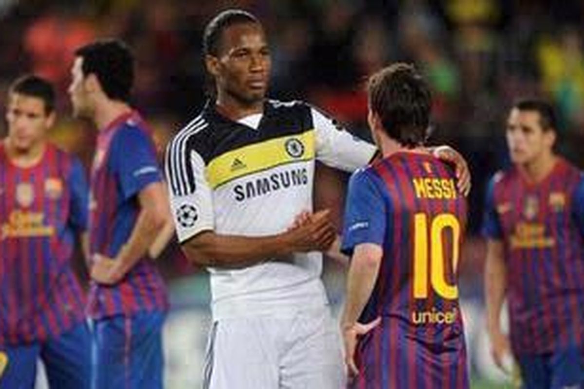 Striker Chelsea, Didier Drogba (kiri), menghibur bintang Barcelona, Lionel Messi. Sementara pemain Barcelona lainnya tertunduk lesu, setelah ditahan Chelsea 2-2 di leg kedua semifinal Liga Champions, Selasa atau Rabu (25/4/2012) dini hari WIB. Hasil itu membuat Barcelona gagal ke final, karena kalah agregat 2-3.