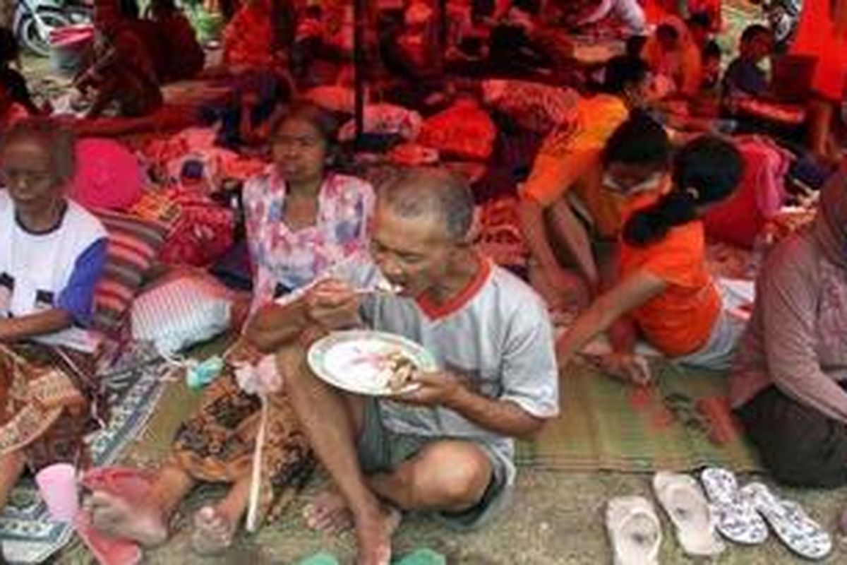 Sejumlah korban letusan Gunung Merapi tinggal di dalam tenda pengungsian di posko pengungsian Desa Kepuh Harjo, Yogyakarta, Senin (1/11/2010).