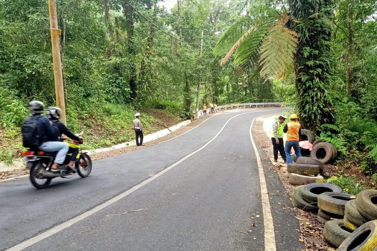 Guardrail atau pembatas jalan sudah terpasang di black spot Sengkan Mayit, jalan di lereng Gunung Ijen, Kabupaten Banyuwangi, Selasa (8/3/2022).
