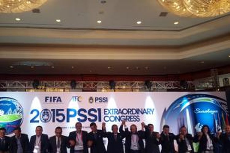 Pengurus lama dan baru PSSI berfoto bersama setelah Kongres Luar Biasa (KLB) di Surabaya, Sabtu (18/4/2015).