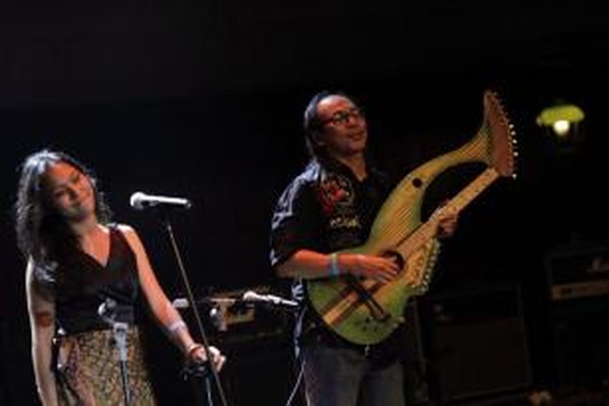 Iwan Hasan (kanan) dan putrinya, Jessica, tampil dalam konser penggalangan dana Dari Gitaris untuk Indonesia di Bentara Budaya Jakarta, 12 Februari 2014 malam. Konser yang menampilkan 47 orang gitaris Tanah Air ini mampu menghimpun dana amal Rp 1,7 miliar lebih.