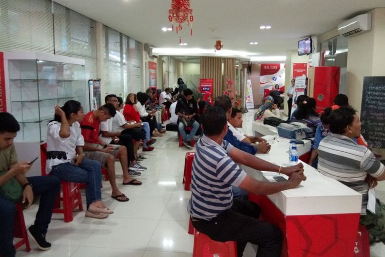Ratusan warga di Ambon mengantre di  Kantor Telkomsel Ambon untuk melakukan registrasi ulang kartu prabayar mereka, Rabu (28/2/2018).
