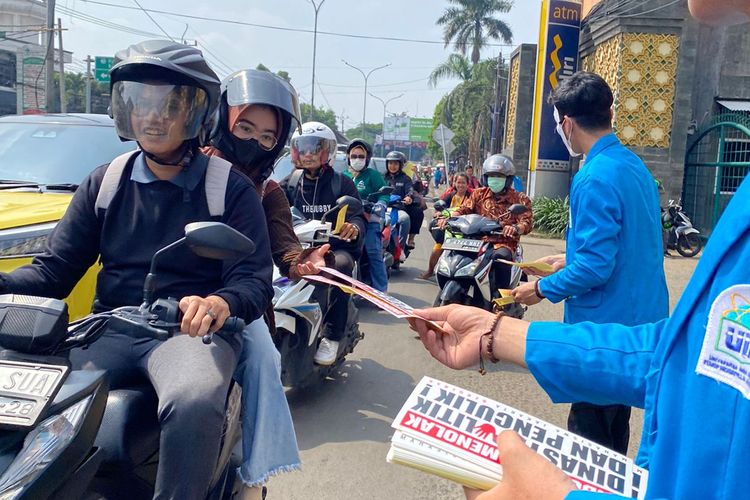 Gabungan mahasiswa Jakarta bagikan selebaran tuntut penolakan dinasti politik di Indonesia