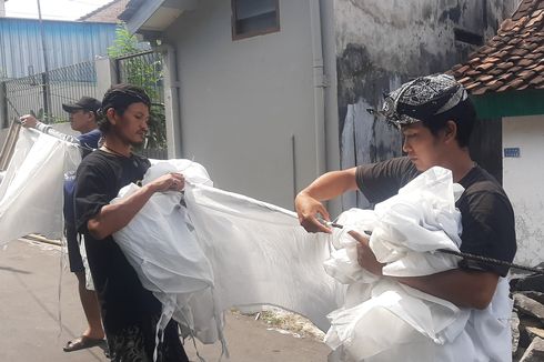 Warga Banyuwangi Gelar Ritual Resik Lawon, Bersihkan Baju Sang Buyut Jelang Ramadhan