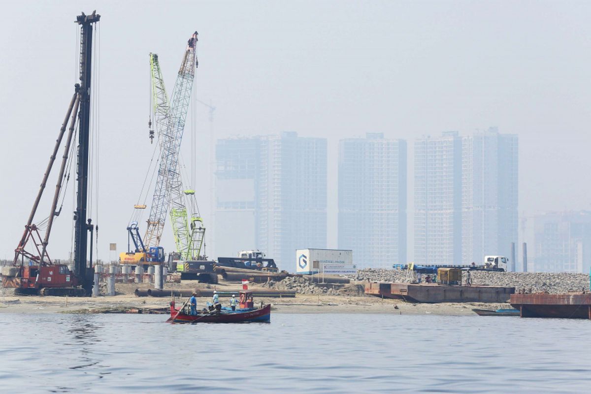 Sejumlah pekerja menyelesaikan proyek pembangunan Pulau C, Jakarta, Rabu (18/07/2018). Proyek pembangunan Pulau C hasil reklamasi masih berlanjut walau Pemerintah Provinsi DKI Jakarta telah menyegelnya pada Juni 2018 lalu.