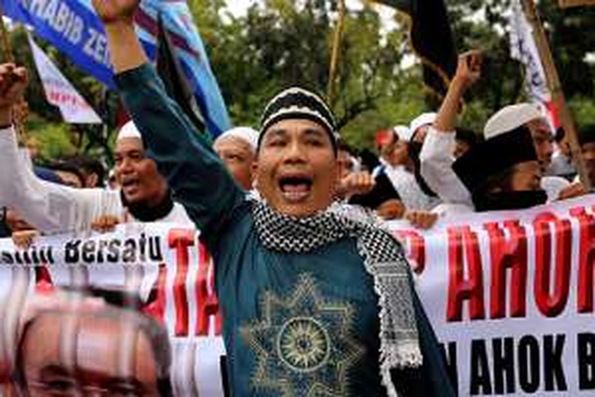 Ormas keagamaan berunjuk rasa di depan Gedung Balai Kota DKI Jakarta, Jumat (14/10/2016). Ormas keagamaan berunjuk rasa untuk mengkritik gaya kepemimpinan Ahok di Jakarta.