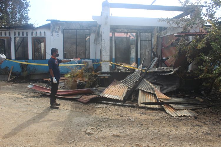 Aparat Polres Rote Ndao sedang menggelar olah tempat kejadian perkara dan identifikasi kantor Dinas Pendidikan Pemuda Kebudayaan dan Olahraga (PPKO) Kabupaten Rote Ndao, yang terbakar, Selasa (14/6/2022) 