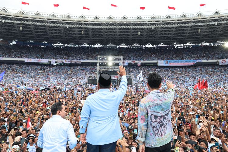 Calon presiden (capres) nomor urut 2, Prabowo Subianto dan calon wakil presiden (cawapres) Gibran Rakabuming Raka di depan ratusan ribu massa pendukungnya dalam kampanye akbar di Stadion Utama Gelora Bung Karno (SUGBK), Jakarta, Sabtu (10/2/2024).