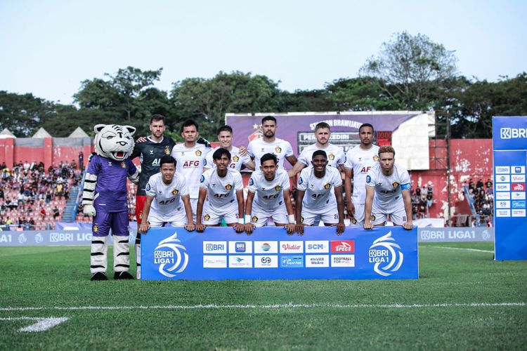 Pemain Persik Kediri foto bersama di Stadion Brawijaya Kota Kediri, Jawa Timur.