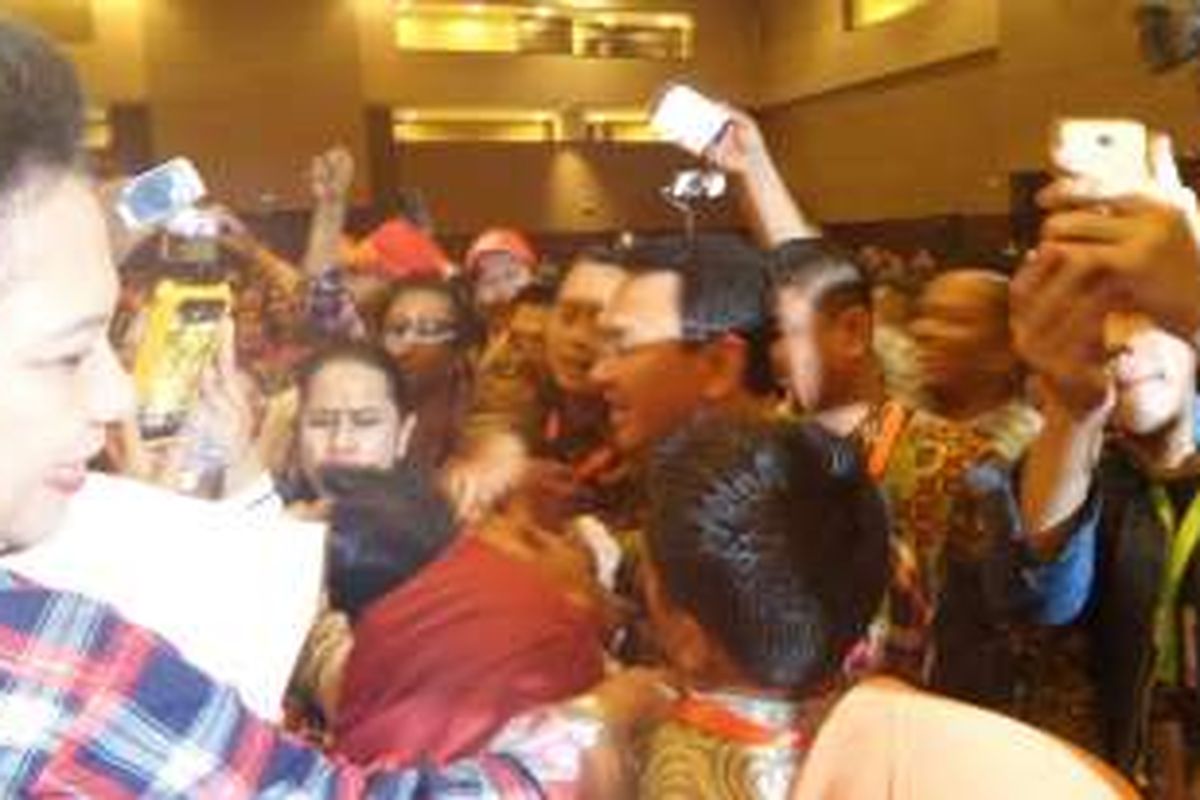 Calon gubernur DKI Basuki Tjahaja Purnama menyapa pendukung di JIExpo Kemayoran,Selasa (25/10/2016). 