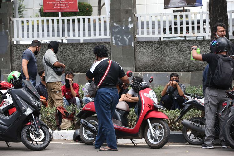 Polisi melakukan penggeledahan terhadap sekelompok anak di kawasan Senayan, Jakarta, Kamis (8/10/2020). Penggeledahan dilakukan untuk antisipasi keamanan unjuk rasa yang akan di gelar di beberapa lokasi menolak UU Cipta Kerja.