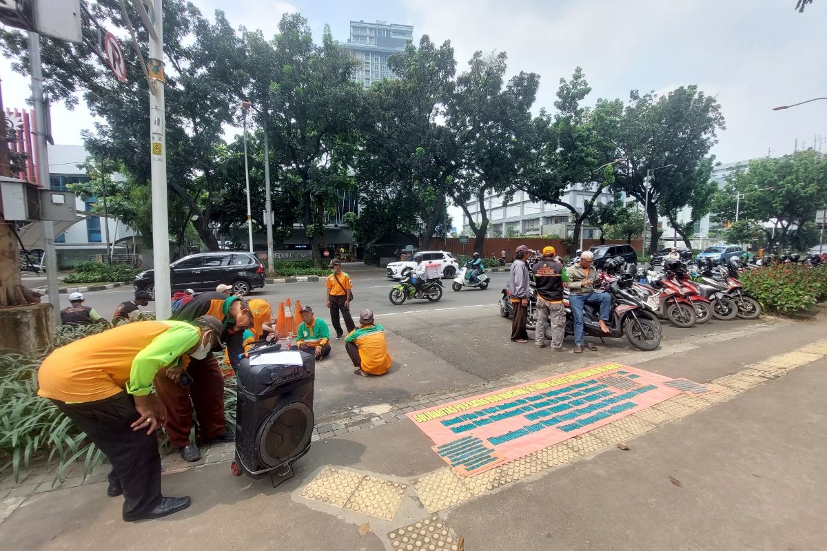 Suasana puluhan eks pegawai penyedia jasa lainnya perorangan (PJLP) di Unit Pelaksana Kebersihan (UPK) Badan Air Dinas Lingkungan Hidup (DLH) DKI Jakarta menggelar unjuk rasa di depan Gedung DPRD DKI Jakarta, Senin (20/3/2023).