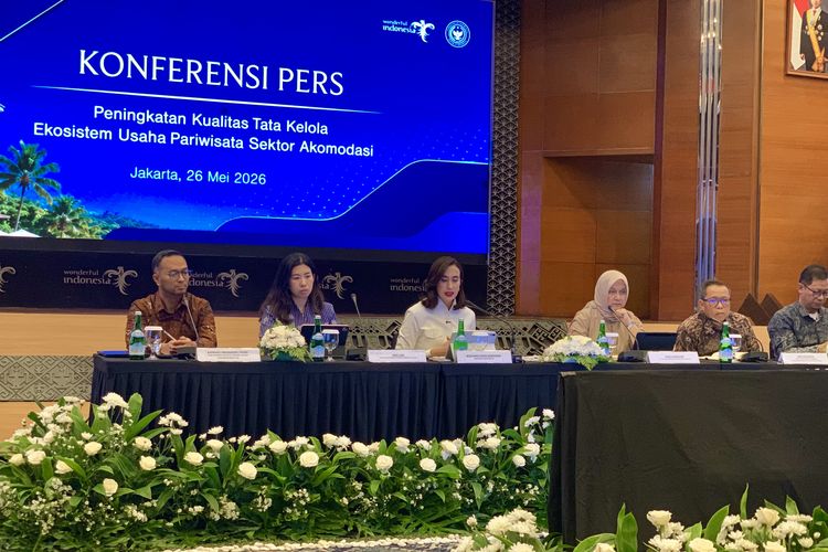 Menteri Pariwisata Widiyanti Putri Wardhan dan jajaran Kementerian Pariwisata dalam konferensi pers ?Peningkatan Kualitas Tata Kelola Ekosistem Usaha Pariwisata Sektor Akomodasi? di Gedung Sapta Pesona, Jakarta, Selasa (26/5/2026).