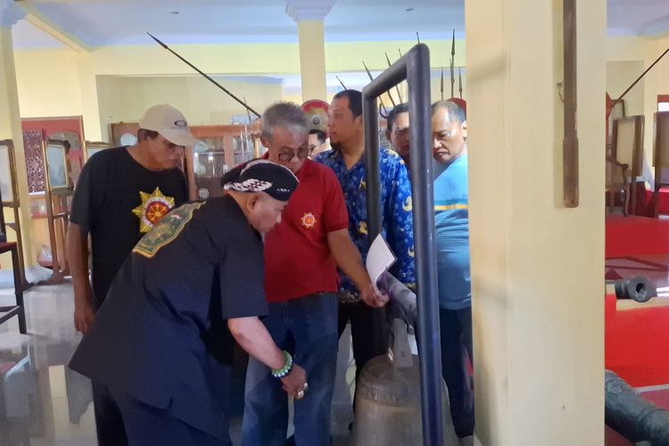 Pengecekan lonceng oleh keluarga Cakraningrat 