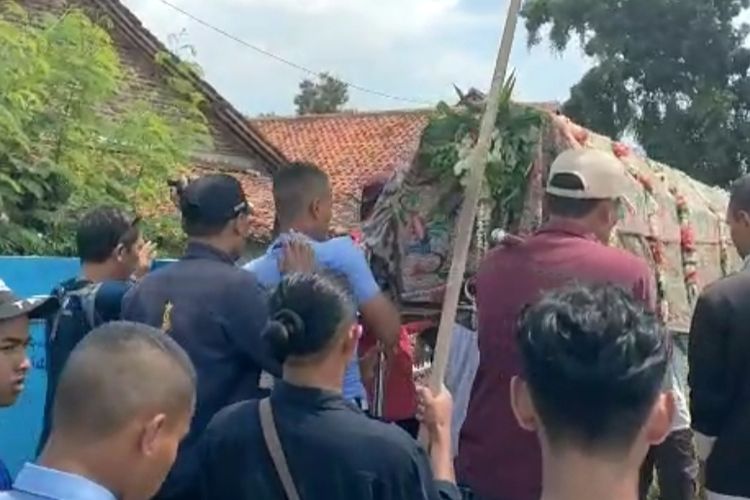 Warga mengantar jenazah Lord Rangga ke pemakaman di Desa Grinting, Kecamatan Bulakamba, Brebes, Jawa Tengah, Rabu (7/12/22)