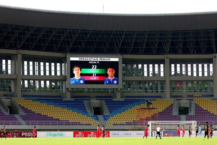Papan pergantian pemain Arema FC saat pertandingan pekan ke-12 Liga 1 2022-2023 melawan Dewa United yang berakhir dengan skor 0-2 di Stadion Manahan Solo, Rabu (7/12/2022) sore.