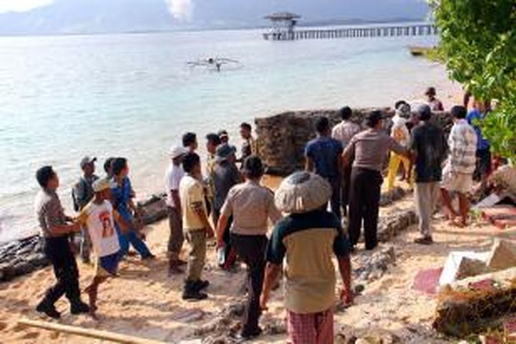 Dua kubu warga di Desa Kahulu, Pulau Bangka, Minahasa Utara saling berhadapan karena berbeda pendapat soal kehadiran tambang biji besi di pulau mereka.