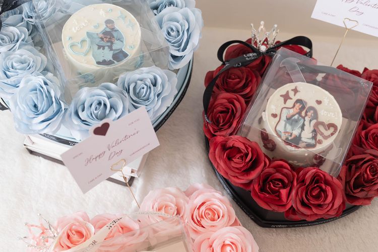 Flower Cake dari Cake a Day kolaborasi dengan Chrysantheflor sebagai rekomendasi toko kue di Surabaya dengan hampers spesial Valentine.