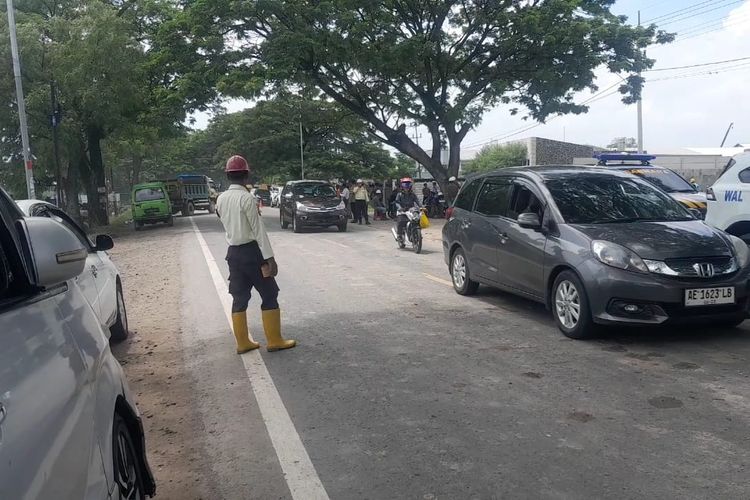 Nampak material lumpur banyak ditemukan di ruas jalan nasional Ngawi-Magetan yang berada di dekat lokasi pembangunan pabrik mainan, Senin (6/1/2025). Material lumpur berasal truk pengangkut urugan tanah yang keluar masuk di lokasi proyek.