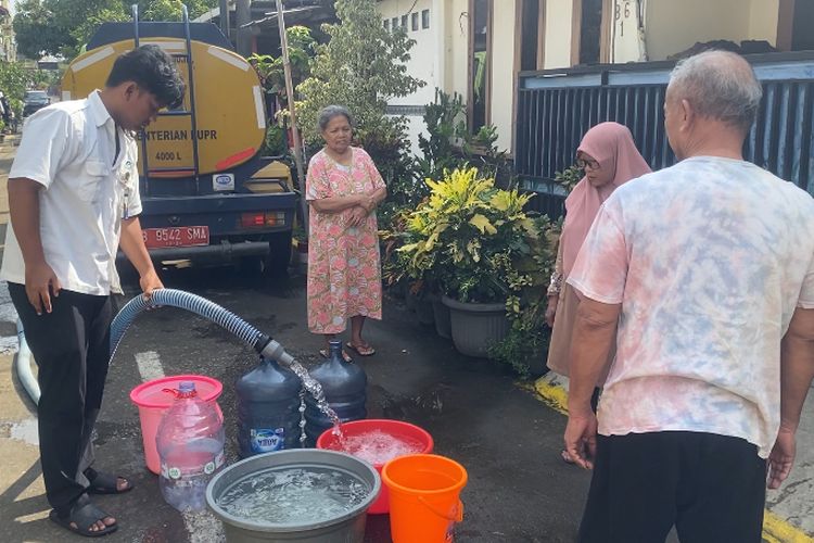Air PDAM Mati Sepekan, Warga Tambun Beli Air Galon untuk Mandi