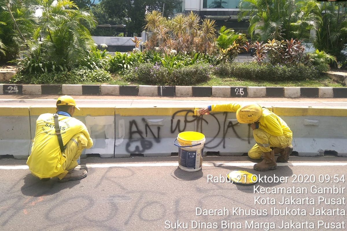 Aksi vandalisme dilakukan di tempat-tempat publik, seperti pada moveable concrete barier (MCB) atau pembatas jalur Transjakarta di depan Halte Bank Indonesia. 
