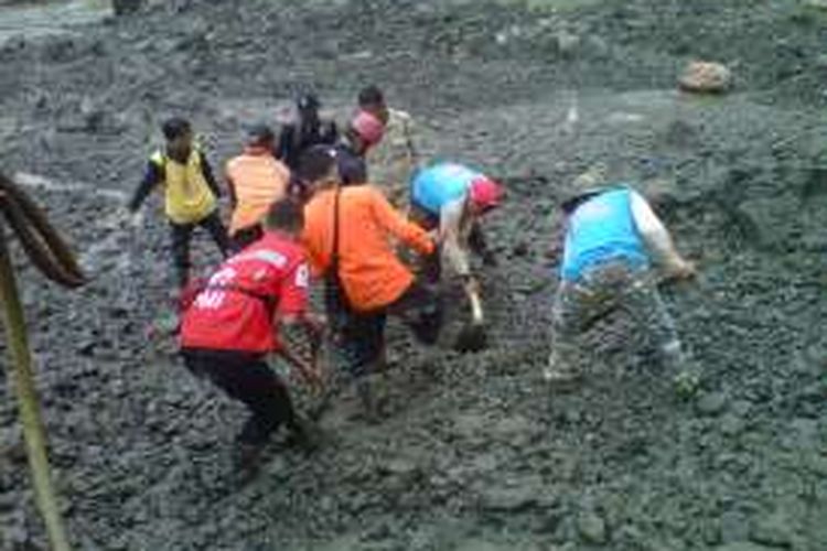 Tim SAR gabungan mencari petambang tertimbun idi lokasi pertambangan pasir Desa Titisan, Kecamatan Sukalarang, Sukabumi, Jawa Barat, Minggu (4/9/2016) kemarin. 