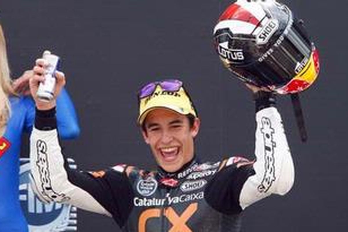 Pebalap Suter, Marc Marquez, merayakan kesuksesannya menjuarai balapan Moto2 di Assen, Belanda, Sabtu (30/6/2012).