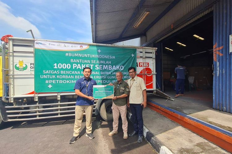 Petrokimia Gresik menyalurkan 1.000 paket sembako bagi warga terdampak erupsi Gunung Semeru di Pusat Posko Balai Desa Penanggal, Kecamatan Candipuro, Lumajang, Jawa Timur, Senin (5/12/2022).