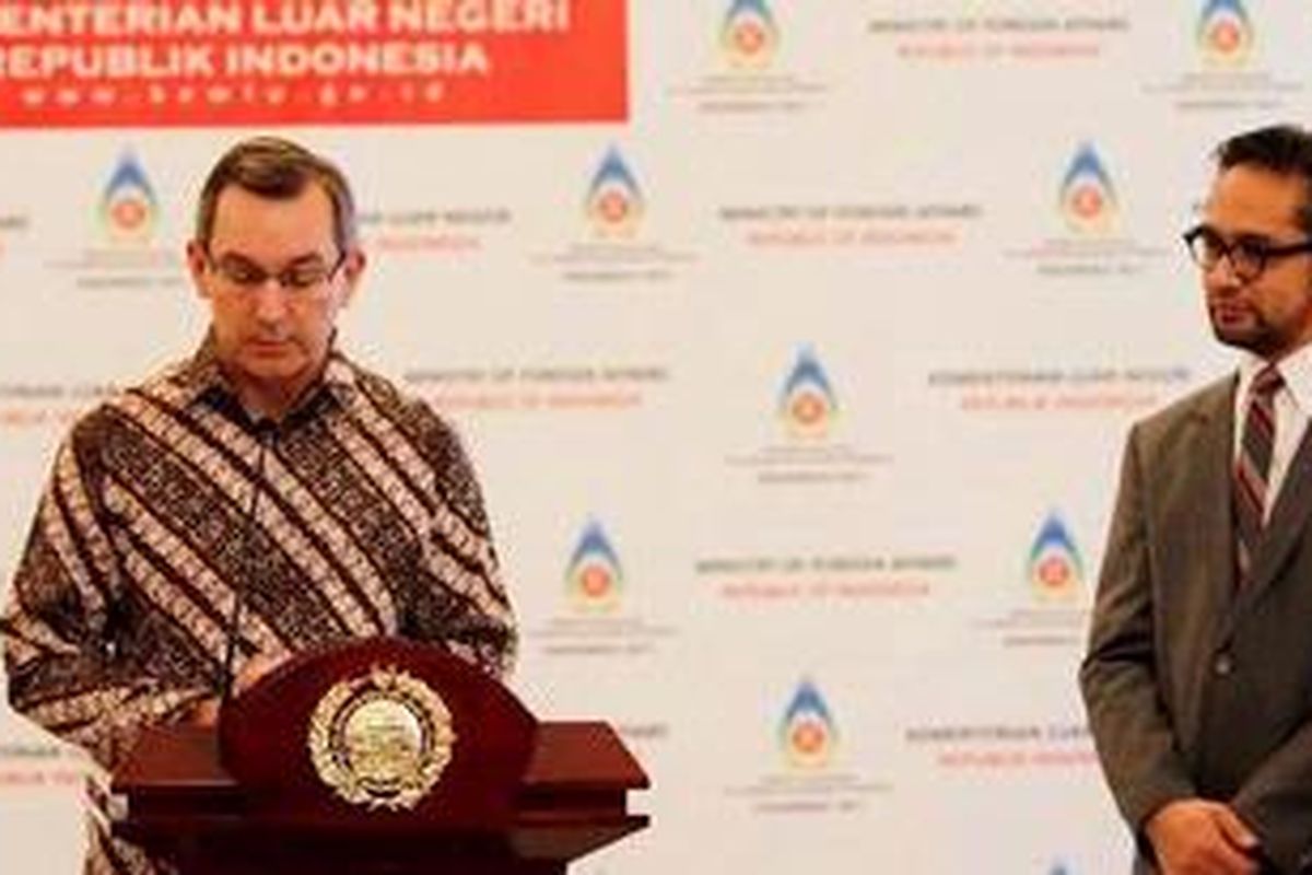 Duta Besar Amerika Serikat untuk Indonesia Scot Marciel didampingi Menteri Luar Negeri Marty Natalegawa (kanan) memberikan klarifikasi di Gedung Pancasila, kantor Kementerian Luar Negeri RI, Jakarta, Jumat (11/3/2011). Konferensi pers ini adalah bentuk protes keras pemerintah Indonesia terhadap Pemerintah Amerika Serikat terkait pemberitaan dua harian berita di Australia, The Age dan Sydney Morning Herald, yang menyebut SBY Menyalahgunakan Kekuasaan. Kedua harian tersebut mengutip WikiLeaks yang mengambil sumber kawat-kawat diplomatik Amerika Serikat.  