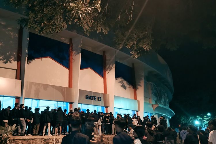 Suasana memperingati 1000 hari Tragedi Kanjuruhan yang dihadiri nawak-nawak Malang Raya di depan Gate 13 Stadion Kanjuruhan Kepanjen, Kabupaten Malang, Jawa Timur, Kamis (26/6/2025) malam.