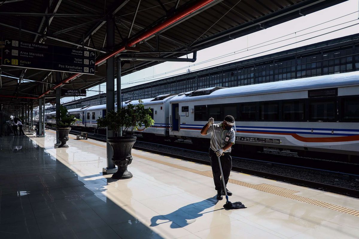 Petugas membersihkan lantai peron di Stasiun Pasar Senen, Jakarta Pusat, Jumat (12/6/2020). Kereta Api Jarak Jauh Reguler kembali beroperasi dan ada satu kereta yang diberangkatkan yakni dari Stasiun Pasar Senen menuju Stasiun Purwokerto di Jawa Tengah, pengoperasian diikuti dengan penerapan protokol pencegahan COVID-19.