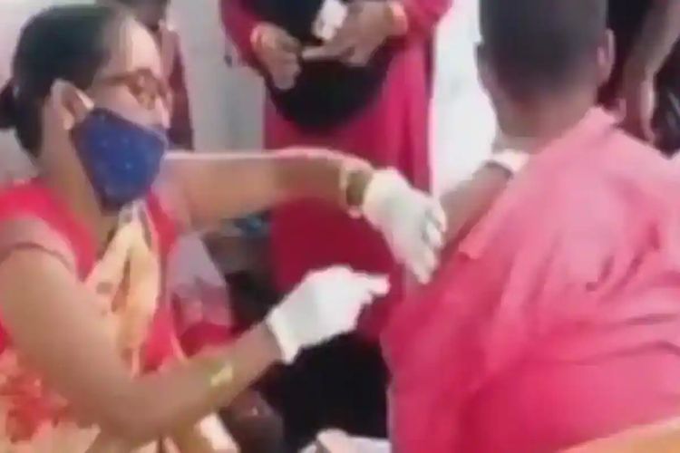 Tangkapan layar dari video yang menunjukkan seorang perawat bernama Chanda Kumari  diduga memberikan suntikan kosong kepada Azahar di Saran, Bihar, India.
