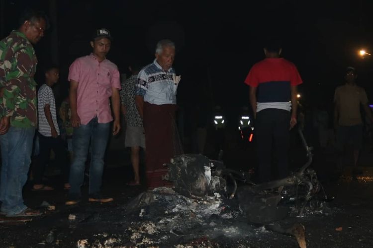 Satu unit sepeda motor warga yang dibakar paska terjadinya bentrokan antarwarga Desa Huraba dan Kelurahan Pintu Padang, di Kecamatan Batang Angkola, Tapanuli Selatan, Selasa (27/5/2020).