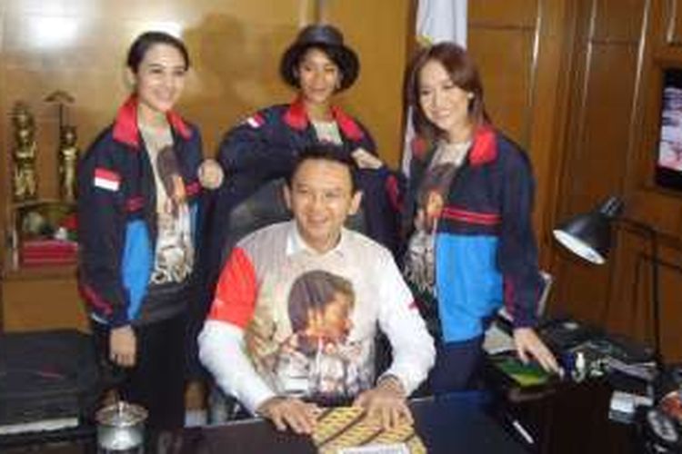 Ahok berfoto bersama dengan para pemain utama film 3 Srikandi di Balai Kota Jakarta, Selasa (19/7/2016).