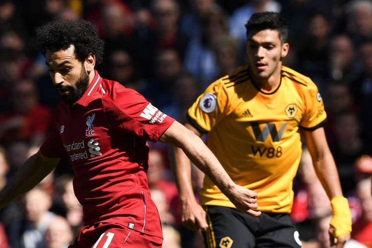 Mohamed Salah dikawal Raul Jimenez pada pertandingan Liverpool vs Wolverhampton Wanderers dalam lanjutan Liga Inggris di Stadion Anfield, 12 Mei 2019. 