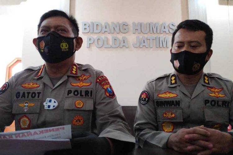 Kabid Humas Polda Jatim Kombes Gatot Repli Handoko (kiri)