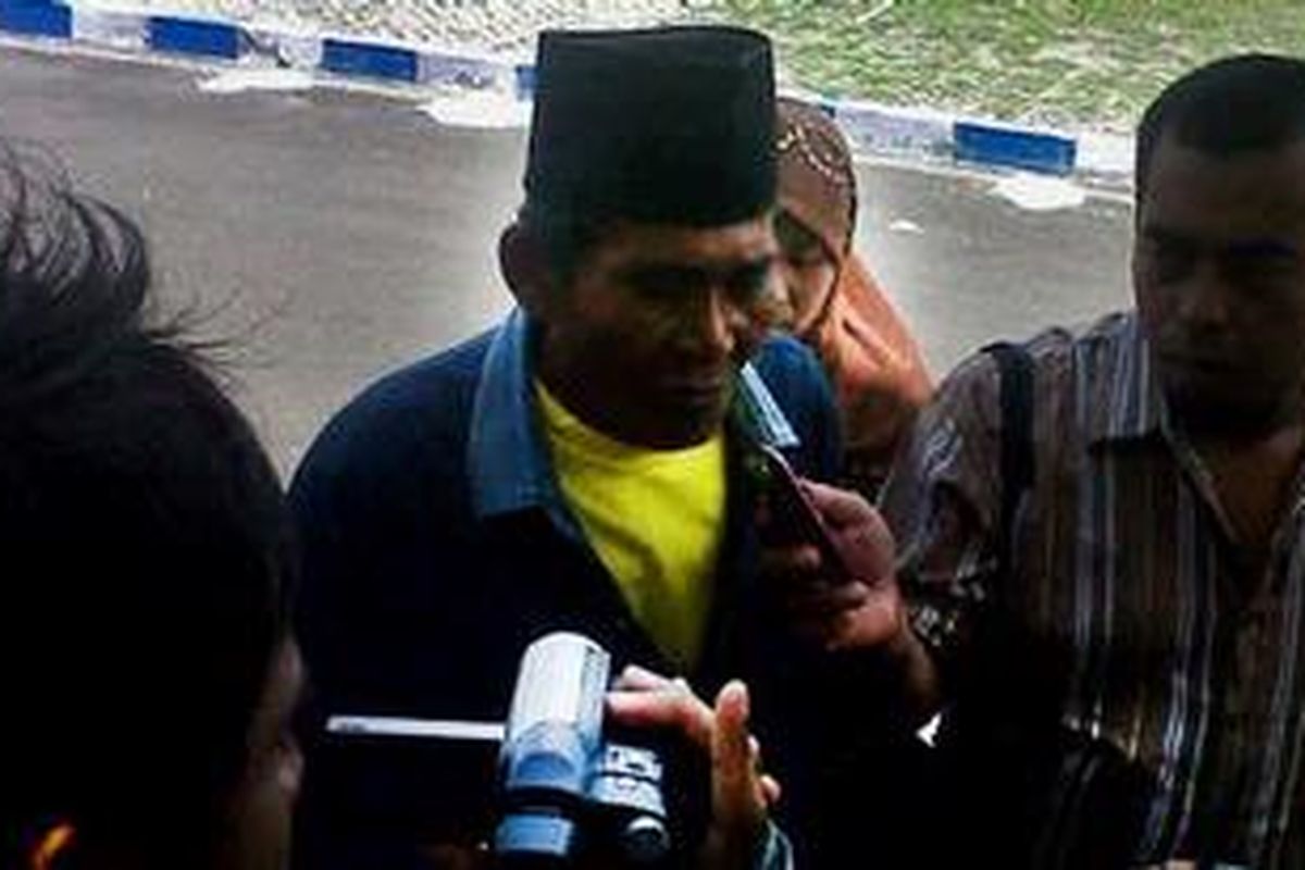 Muhammad Zaki, bersama puluhan warga lainnya mendatangi Polres Sampang, karena setahun laporan penggelapan raskin tidak ada kabarnya.