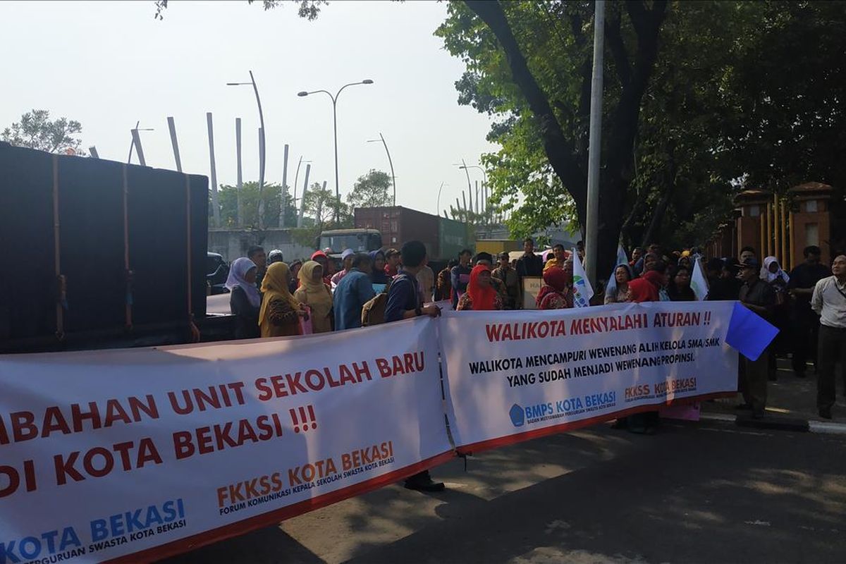 Aksi unjuk rasa Badan Musyawarah Perguruan Swasta (BMPS) di depan kantor Walikota Bekasi, Selasa (16/7/2019).