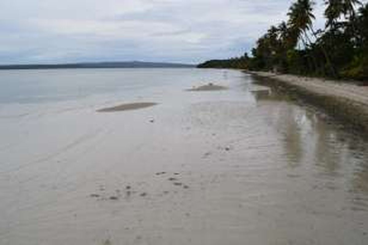 Pantai Lakeba di Kelurahan Sulaa, Kecamatan Betoambari, Kota Baubau, Sulawesi Tenggara, menampilkan keindahan pasir putih untuk menarik wisatawan datang berkunjung.