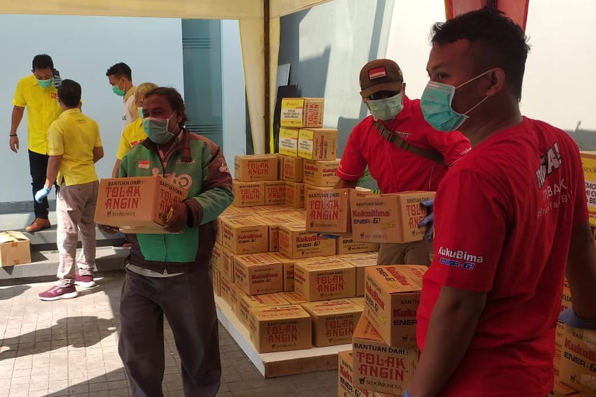 Sido Muncul memberi bantuan berupa 600 paket sembako dan produk Sido Muncul untuk pengemudi ojek online dan bajaj. Bantuan diberikan di kantor marketing Sido Muncul Cipete, Jakarta Selatan, Sabtu (4/4/2020)