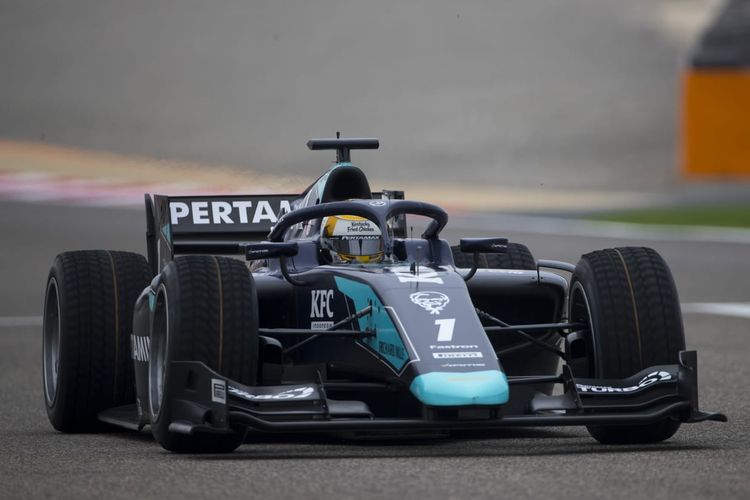 Pebalap asal Indonesia, Sean Gelael, saat tampil pada rangkaian seri ke-11 Formula 2 di Sirkuit Sakhir, Bahrain, Jumat (27/11/2020).