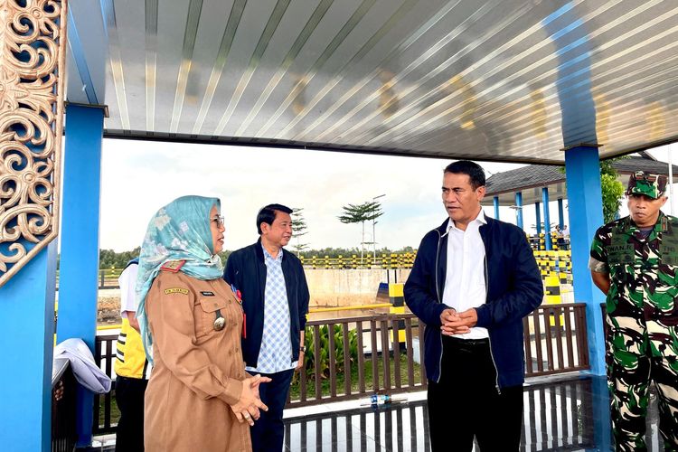 Menteri Pertanian Andi Amran Sulaiman meninjau kawasan yang dipilih menjadi lokasi lumbung pangan di Kecamatan Dadahup, Kabupaten Kapuas, Kalteng, Selasa (20/8/2924).