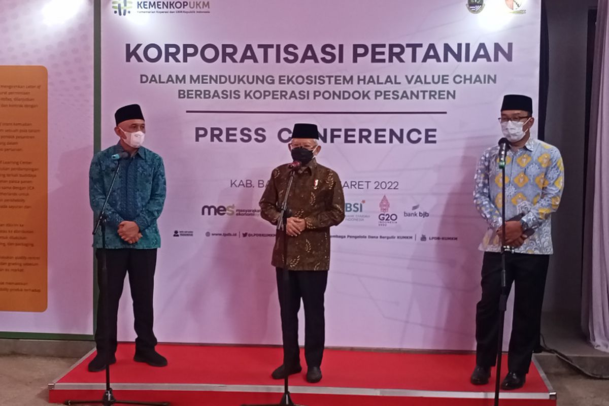 Menteri Koperasi dan UMKM Teten Masduki (kiri) dan Gubernur Jawa Barat Ridwan Kamil (kanan) mendampingi Wakil Presiden RI Ma'ruf Amin (tengah) saat berkunjung ke Pondok Pesantren Al-Ittifaq Desa Alamendah, Kecamatan Rancabali, Kabupaten Bandung, Selasa (22/3/2022)