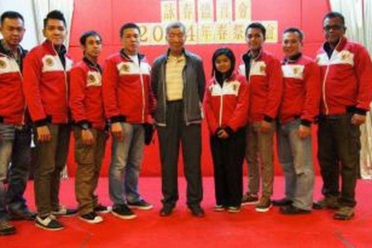 Para atlet dan ofisial wing chun Indonesia berfoto dengan Ip Ching.