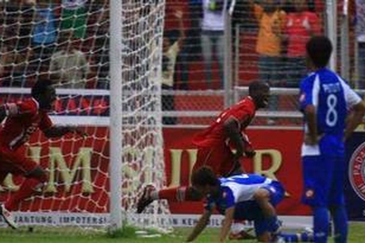 Salah satu selebrasi gol oleh pemain Semen Padang, David Pagbe, usai membobol gawang PSPS Pekanbaru di Stadion Agus Salim yang merupakan kandang mereka.