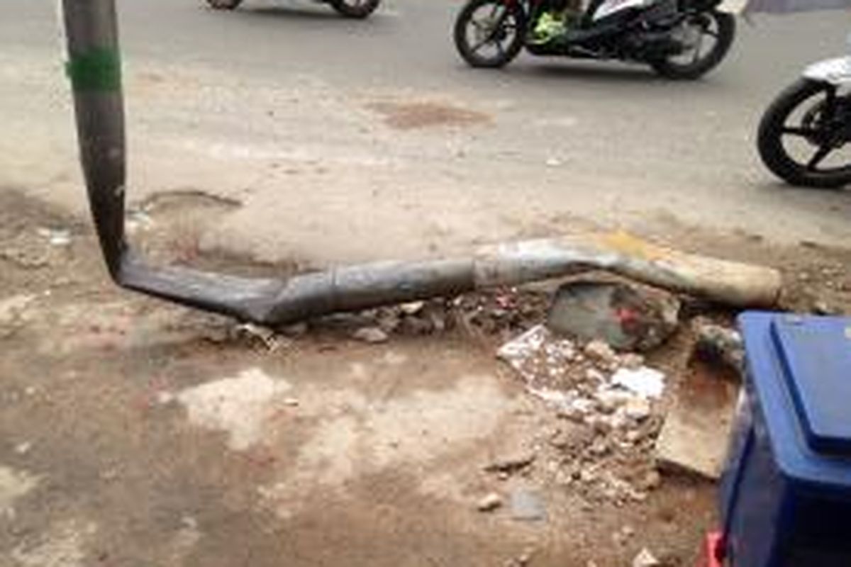 Kondisi tiang listrik yang tercabut dari tanah akibat ditabrak metromini di Meruya Utara, Jakarta Barat, Rabu (16/12/2015). Kecelakaan itu menewaskan seorang ibu dan anak yang sedang menunggu angkot.






