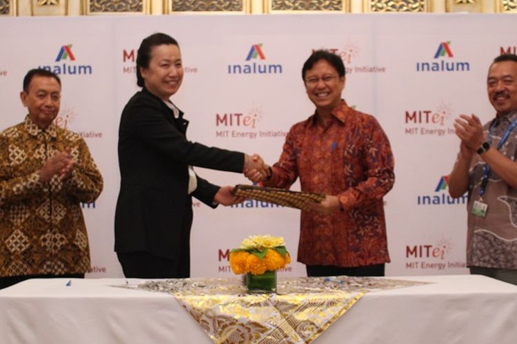 Manajer Asia Pacific Energy Partnership MITEI Lihong Duan dan Direktur Utama INALUM Budi G. Sadikin bersalaman usai penandatanganan MoU disaksikan Deputi Bidang Pertambangan Industri Strategis dan Media Kementerian BUMN Fajar Harry Sampurno, Rabu (10/10/2018).